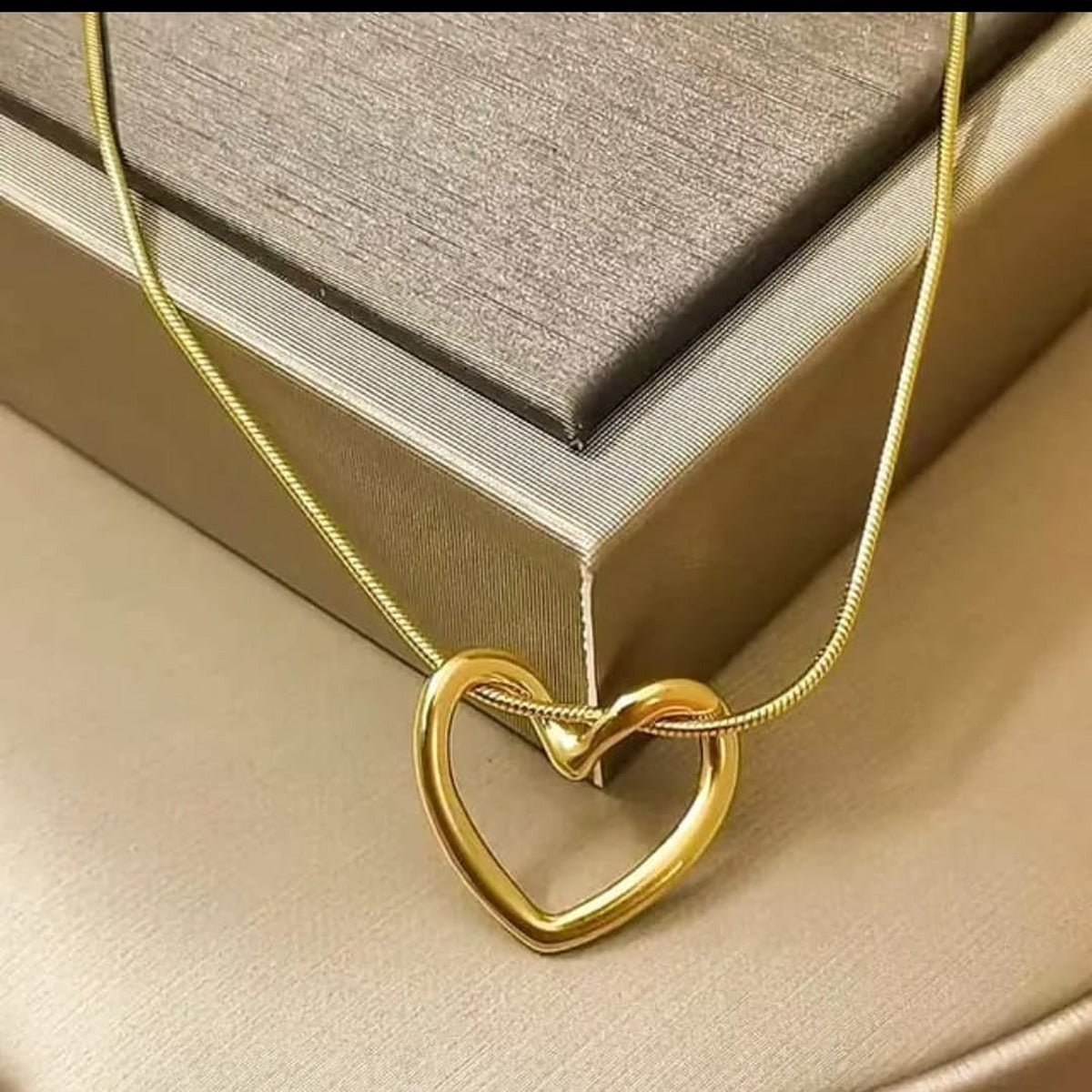 Elegant Simple Heart Shape Stainless Steel 18K Gold Plated Hollow Pendant Necklace